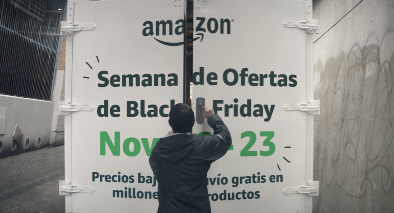 A man painting Spanish Black Friday lettering on a white truck